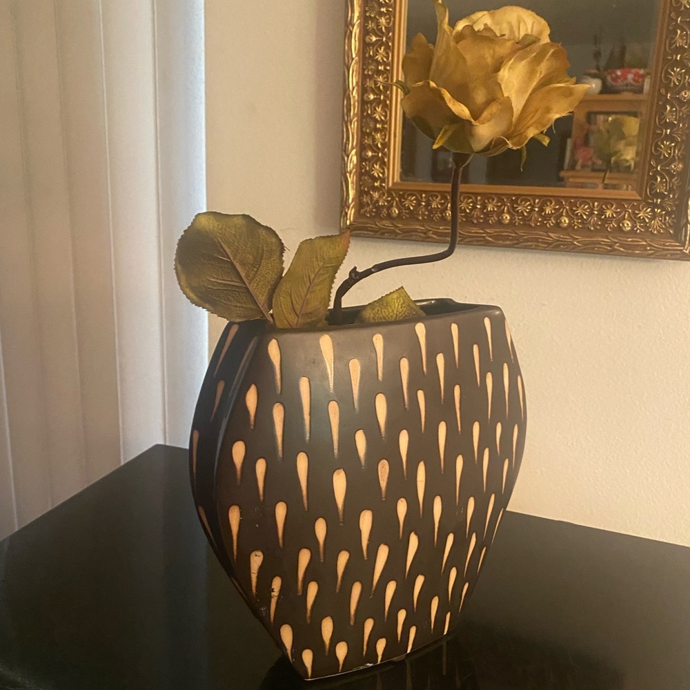 Vintage Handcrafted Ceramic Porcelain Dried Flower Carved Droplets Design Vase